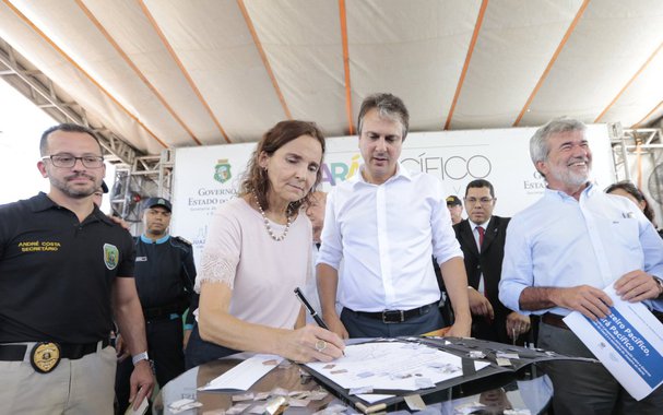 O governador Camilo Santana (PT) e a vice-governadora Izolda Cela assinaram, nesta sexta-feira (20), Termo de Compromisso Institucional que inclui Juazeiro do Norte no Território do Pacto por um Ceará Pacífico. Com a unidade, mais 191 policiais militares se somarão ao efetivo de Juazeiro do Norte, que já contava com 278 profissionais. Além disso, 17 câmeras de videomonitoramento serão instaladas em pontos estratégicos da cidade