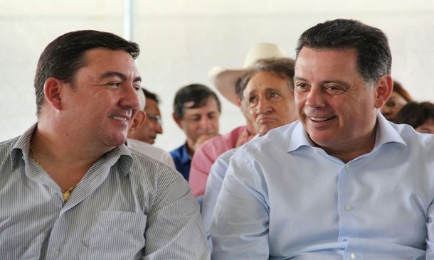 O governador Marconi Perillo e o presidente da Assembleia Legislativa, José Vitti, ambos do PSDB, voltaram a demonstrar afinidade política durante entrega de benefícios do programa Goiás na frente no município de Edeia; os dois afirmaram que a diplomacia e o diálogo marcam o relacionamento entre o governo estadual e o Assembleia; Marconi fez questão de ressaltar o perfil conciliador de Vitti, dizendo que o deputado tucano conferiu estabilidade ao governo no comando do Legislativo