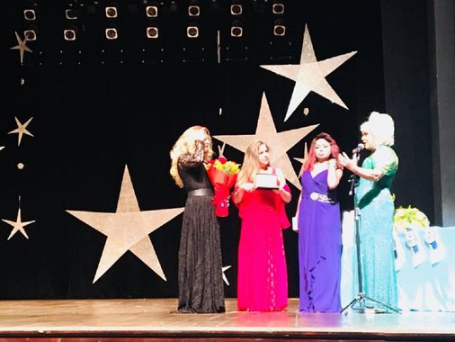 A deputada federal Luizianne Lins (PT-CE) foi homenageada durante a 35ª edição do Miss Gay Ceará. A parlamentar recebeu o título de madrinha do Miss Gay Ceará 2018, pela apresentação do projeto da Lei Dandara, que prevê tornar o LGBTCídio um crime hediondo