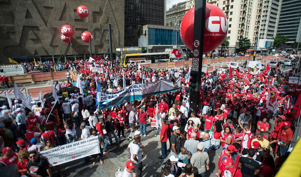 A polarização social atingiu seu ápice em Chicago, um dos pólos industriais mais dinâmicos do nascente capitalismo nos EUA. A greve, iniciada em 1º de Maio, conseguiu a adesão da quase totalidade das fábricas. Diante da intransigência patronal, ela prosseguiu nos dias seguintes