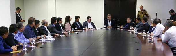 Com o objetivo de apresentar as novas medidas que o governo estadual adotará nas áreas de Segurança Pública, Educação e Saúde e de abrir a agenda administrativa para a renovação de parcerias com os municípios, o governador José Eliton reuniu-se hoje de manhã com prefeitos da Região Metropolitana de Goiânia; no próximo dia 23, adiantou Eliton aos prefeitos, serão apresentadas as medidas de impacto na Saúde; as duas principais são: atendimento noturno aos cidadãos em unidades como o Crer e HGG e a realização de cirurgias eletivas
