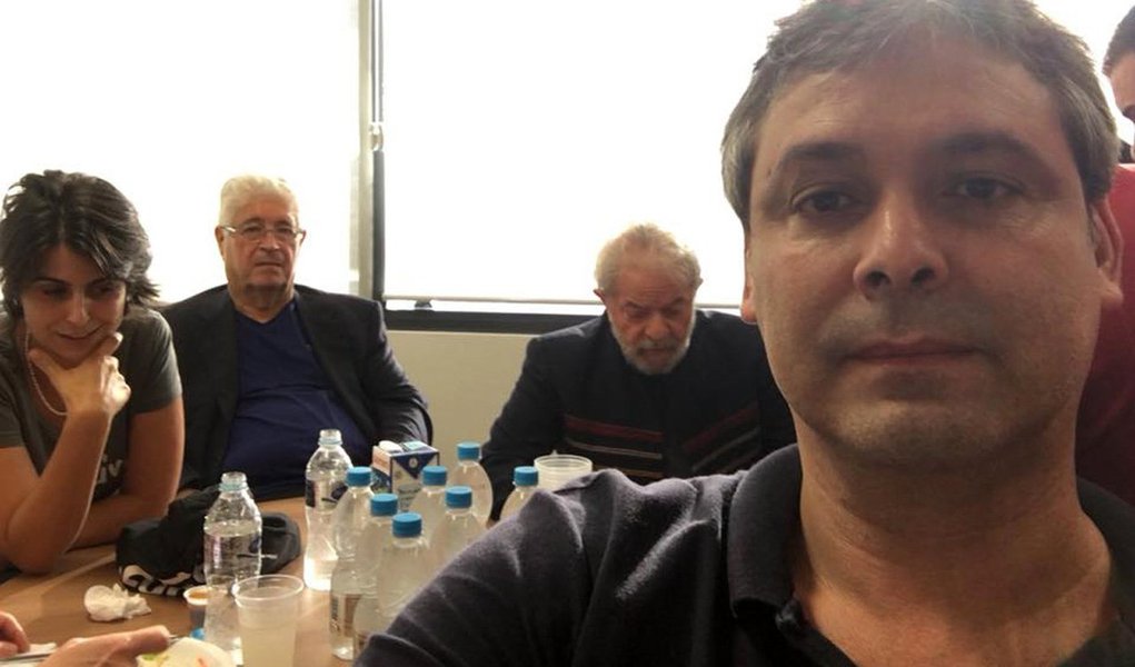 Líder do PT no Senado, Lindbergh Farias (RJ) discursou no ato em São Bernardo e afirmou que não sabe se todos "têm noção do momento histórico que é o dia de hoje"; "Só pode ser comparado ao suicídio de Getúlio Vargas", destacou; o senador chamou o juiz Sergio Moro, de Curitiba, que determinou ilegalmente a prisão do ex-presidente Lula, de "covarde" e "fantoche da Rede Globo"