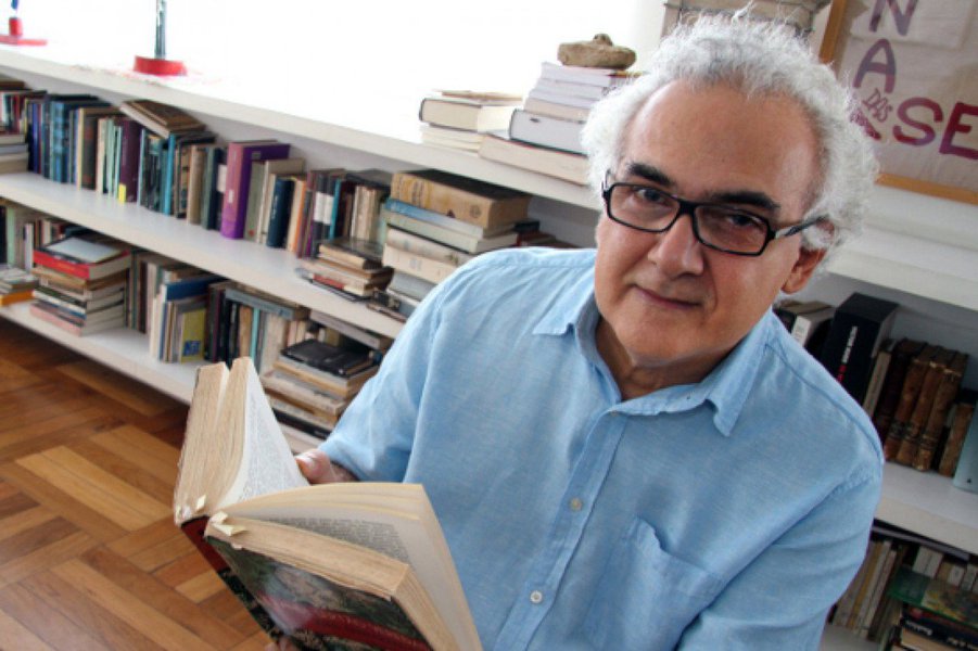 Em "A noite da Espera", novo livro do escritor amazonense Milton Hatoum, escreve uma frase que é também o espelho do Brasil de hoje : "somos do mesmo país, andamos para margens opostas"; "Enquanto os brasileiros mais ricos, da classe média ou da elite, não entenderem que há uma parte considerável do povo que é excluída socialmente, economicamente, não chegaremos a lugar algum. Quem pensa em incluir socialmente os pobres é punido no Brasil"