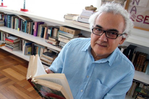 Em "A noite da Espera", novo livro do escritor amazonense Milton Hatoum, escreve uma frase que é também o espelho do Brasil de hoje : "somos do mesmo país, andamos para margens opostas"; "Enquanto os brasileiros mais ricos, da classe média ou da elite, não entenderem que há uma parte considerável do povo que é excluída socialmente, economicamente, não chegaremos a lugar algum. Quem pensa em incluir socialmente os pobres é punido no Brasil"