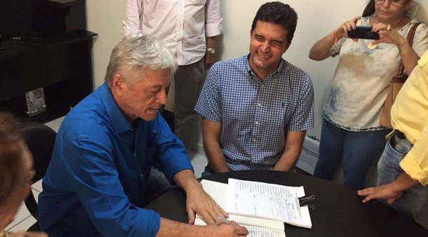 O prefeito de Maceió, Rui Palmeira, e o ex-governador Teotonio Vilela, ambos do PSDB, desistiram, respectivamente, de disputar o governo e o Senado em Alagoas nas eleições deste ano; decisão enfraqueceu o grupo de oposição e está levando os dois tucanos para o enfrentamento; enquanto Rui defende o deputado estadual Rodrigo Cunha (PSD) para disputar o governo, Vilela trabalha para que Cunha dispute o Senado