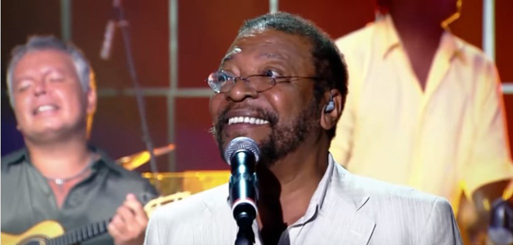 O cantor e compositor Martinho da Vila pediu à juíza Carolina Moura Lebbos, da 12.ª Vara Federal, para dar um "abraço" no amigo Lula; "Excelentíssima senhora juíza. Saudações. Gostaria de fazer uma visita ao ex-presidente Luis Inácio Lula da Silva com minha esposa Clediomar Ferreira. Trata-se de uma visita de amizade, sem conotações políticas. Isto posto, solicito autorização", disse; confira o documento