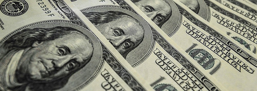 "Reportagem de José de Castro, no Valor, dá números espantosos à derrama de dólares feita pelo Banco Central para deter a disparada da moeda norte-americana. Traduzindo o valor de US$ 38,62 bilhões representa, em dinheiro brasileiro, oferecer garantias em dólar a nada menos que R$ 144 bilhões", diz Fernando Brito, do Tijolaço
