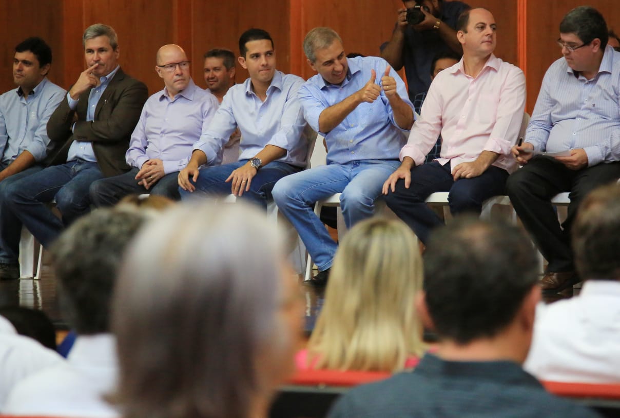 Na briga por uma candidatura a senador na chapa da base aliada, o ex-senador Demóstenes Torres (PTB) retomou a agenda política e tornou-se presença permanente nos deslocamentos do governador José Eliton (PSDB) pelo interior de Goiás; ao contrário da senadora Lúcia Vânia (PSB), que não deu as caras, Demóstenes acompanhou o governador José Eliton em três eventos durante a semana em Anápolis, Rio Verde e Sanclerlândia; em todos eles não perdeu a oportunidade de fazer um discurso consistente, especialmente para anunciar a volta à arena política, defender o legado de Marconi e destacar as qualidades de Eliton