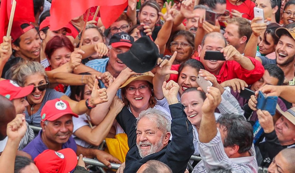 "Teremos dias difíceis, de muita instabilidade e pressões inconfessáveis até a primeira semana de abril. Não será fácil manter o acordo tácito para salvar a política. Numa situação normal diria que o ex-presidente seria preso e não sairia da cadeia antes das eleições. É a lógica natural do Golpe. Mas é normal um menino sair de pau de arara do interior de Pernambuco para se tornar o Presidente da República mais popular do planeta? Aguardemos os fatos, em se tratando de Lula, tudo pode acontecer", diz Ricardo Cappelli