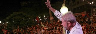 Depois que prenderam Lula sem culpa no cartório por juízes que rasgaram a Constituição para prendê-lo, nasceu o Partido Lula Livre. Irresistível. Não se trata de mobilização de massa, mas de emoção. Ela tende a crescer com Lula preso. Lula é a massa. Lula preso é a massa presa. Lula preso não dá voto. Lula Livre é democracia. Lula preso é ditadura