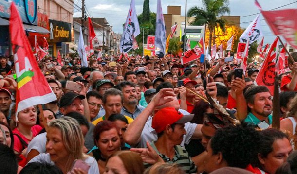 Um grupo de extremistas de direita do Rio Grande do Sul protagonizou ações covardes de violência, durante a passagem da caravana do ex-presidente Lula pelas cidades do estado. Ao longo do trajeto, o tom de agressividade foi subindo, ao ponto de serem registradas diversas agressões a mulheres, que participaram de atos em favor da democracia e do ex-presidente; a militante Deise Miron, de Cruz Alta, foi atacada com soco e chutes e precisou ser hospitalizada; assista sua declaração 