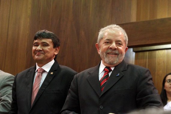 Na sede do Sindicato dos Metalúrgicos, em São Paulo, o governador do Piauí, Wellington Dias (PT), afirma pelas redes sociais que Lula não cometeu nenhum crime e que o que querem é humilhá-lo; para ele, "o que está por trás dessa decisão é claro: não querem que o Lula continue apoiando e trabalhando pelos mais pobres"; Wellington apela aos brasileiros para que reajam ao "ódio" gratuito que vem sendo disseminado no país