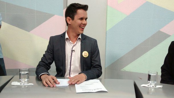 O pré-candidato do PSOL ao governo de Goiás, Fabrício Rosa, emitiu opiniões fortes durante sua participação no Roda de Entrevista, da nova TBC; o ponto mais crítico da conversa foi quando fez análise de três personagens da política goiana e nacional: os deputados federais Jair Bolsonaro e Delegado Waldir, ambos do PSL, e o senador goiano Ronaldo Caiado (DEM); ao comentar sobre o presidenciável Bolsonaro, o pré-candidato do PSOL, que também é policial rodoviário federal, foi duro; "Bolsonaro é um criminoso. Ele comete crimes de ódio"