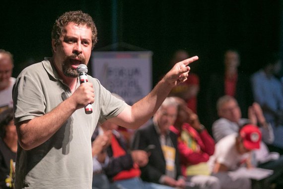 Guilherme Boulos a cada dia demonstra ser uns mais promissores nomes da política brasileira. Firme em seus posicionamentos, reúne experiência em movimentos sociais e um carisma digno dos grandes homens públicos