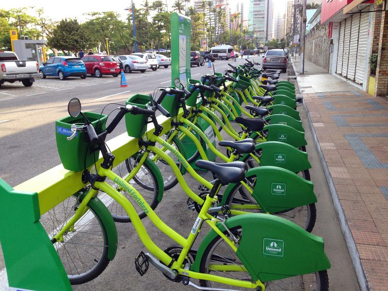 Mais um lote de 150 bikes do programa Bicicletar foi substituído pela Prefeitura de Fortaleza na manhã desta segunda-feira (16). Os novos equipamentos possuem um design renovado, o que facilita seu uso, principalmente para mulheres, por ter um quadro rebaixado. Até o final de maio, serão substituídas outras 150, totalizando assim 400 novas bicicletas no sistema
