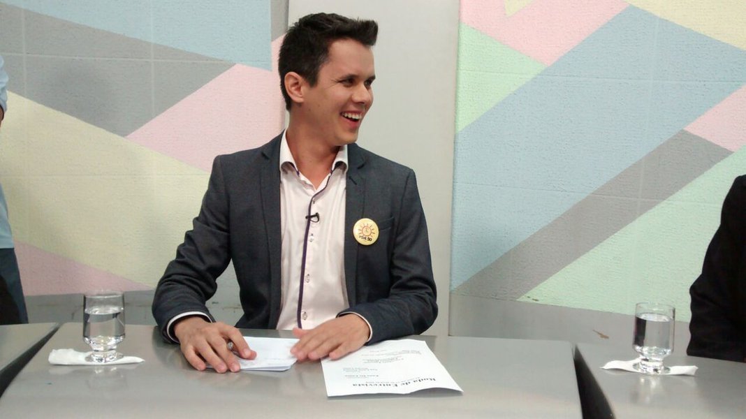 O pré-candidato do PSOL ao governo de Goiás, Fabrício Rosa, emitiu opiniões fortes durante sua participação no Roda de Entrevista, da nova TBC; o ponto mais crítico da conversa foi quando fez análise de três personagens da política goiana e nacional: os deputados federais Jair Bolsonaro e Delegado Waldir, ambos do PSL, e o senador goiano Ronaldo Caiado (DEM); ao comentar sobre o presidenciável Bolsonaro, o pré-candidato do PSOL, que também é policial rodoviário federal, foi duro; "Bolsonaro é um criminoso. Ele comete crimes de ódio"