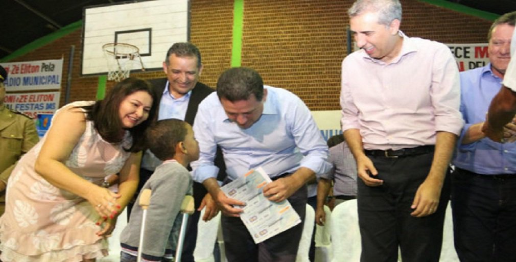 O governador Marconi Perillo e o vice-governador zé Eliton, ambos do PSDB, visitaram Posse para inaugurar a sede do Ipasgo e a ampliação do Sistema de Abastecimento de Água do Distrito de Barbosilândia, instauraram o Colégio da Polícia Militar “Dom Prudêncio”; acompanhados do prefeito Wilton Barbosa (PSDB), também vistoriaram as obras de construção da Unidade Estadual de Saúde Especializada (USE), as de reforma e ampliação do Hospital Municipal e outras do Programa “Goiás na Frente”. Ao final, entregaram benefícios sociais, entre eles Cheques Mais Moradia