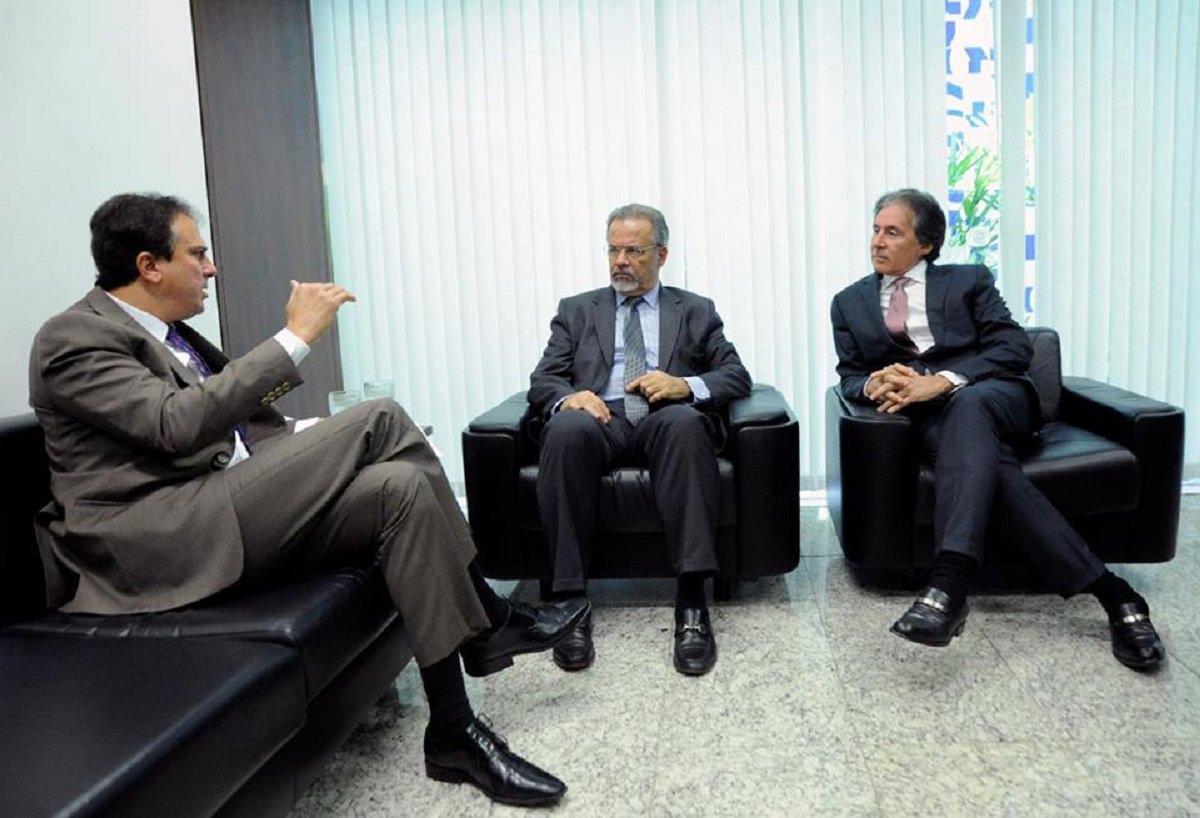 O governador Camilo Santana esteve reunido nesta quinta-feira, em Brasília, com o ministro da Segurança Pública, Raul Jungmann, e com o presidente do Congresso Nacional, Eunício Oliveira.Na reunião foi discutida a operacionalização do Centro de Inteligência do Nordeste e a liberação de 13 mil armas que foram adquiridas pelo Estado e que aguardam a liberação do Exército