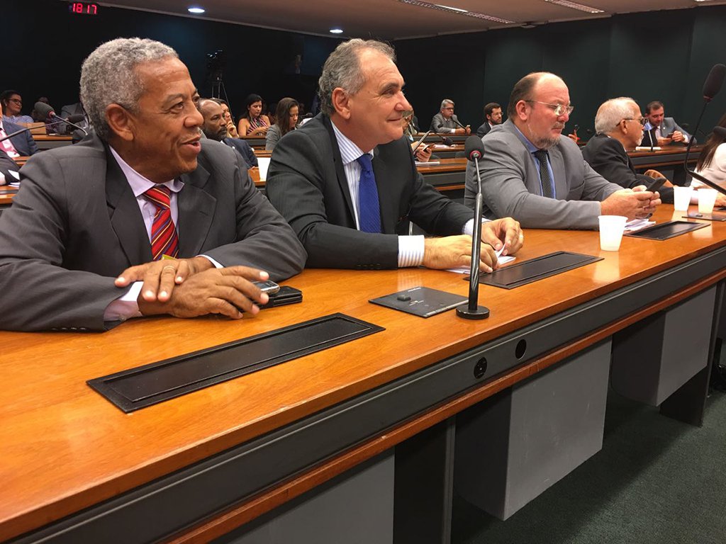 O deputado federal Nelson Pelegrino (PT-BA) entregou requerimento ao presidente da Petrobras, Pedro Parente, com 29 questionamentos sobre o fechamento das unidades da Fábrica de Fertilizantes Nitrogenados (Fafen); o congressista incluiu a representação dos trabalhadores, com a participação da Federação Única dos Petroleiros, no Grupo de Trabalho (GT) que tratará do futuro das unidades, situadas em Camaçari (Bahia) e em Laranjeiras (Sergipe)