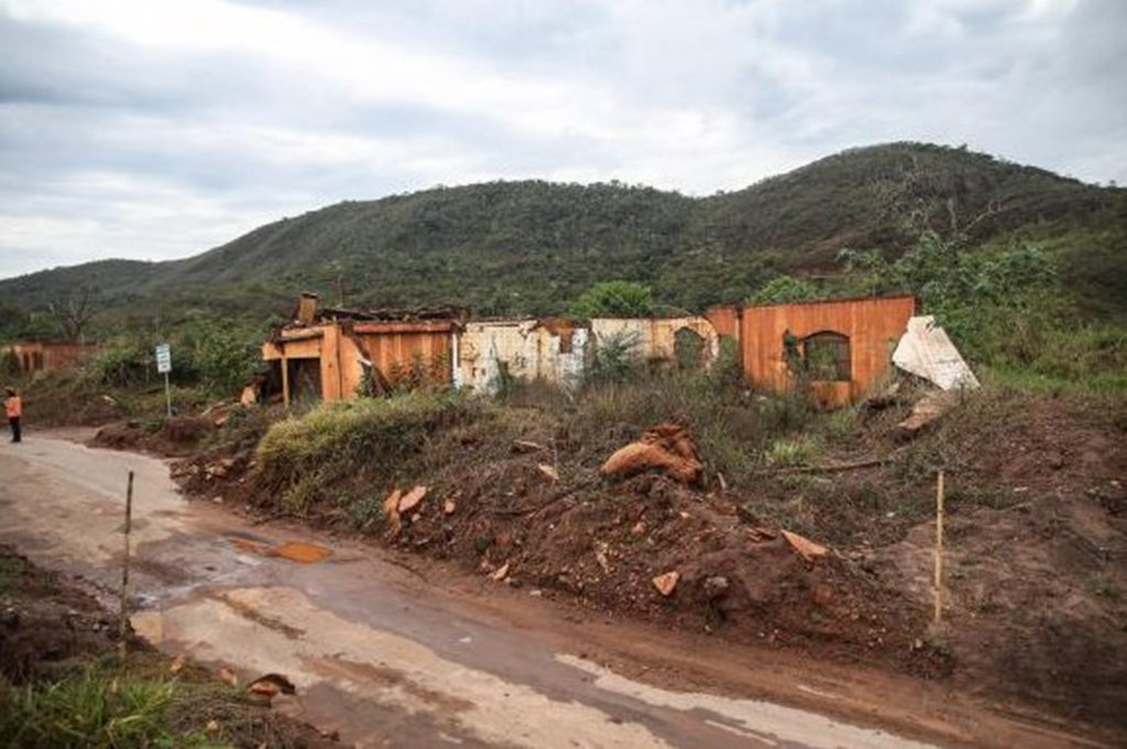 Diferentes segmentos do Ministério Público e da Defensoria Pública se articularam para questionar violações que estariam sendo cometidas contra os atingidos da tragédia de Mariana (MG), que sofreu a maior tragédia ambiental da história brasileiras; foi expedida uma recomendação à mineradora Samarco, às suas acionistas Vale e BHP Billiton e à Fundação Renova, e elencados direitos dos impactados que estariam sendo desrespeitado, entre eles, a dificuldade de acesso à informação, a negação do auxílio emergencial a algumas pessoas e a falta de negociação sobre as indenizações