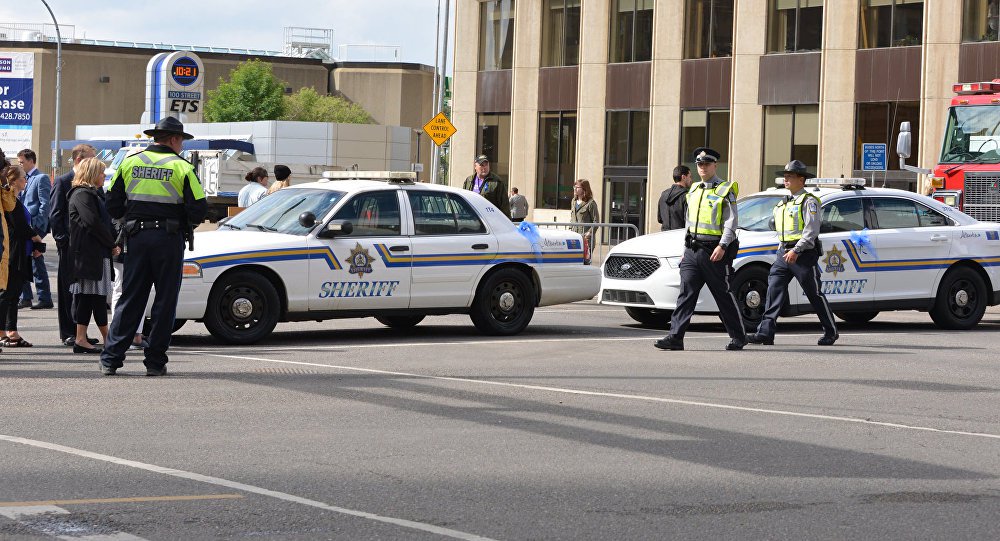 Uma van atingiu várias pessoas em um importante cruzamento na parte norte de Toronto, levando as autoridades a fechar o local na Yonge Street, disse a polícia no Twitter; polícia informou que o motorista da van estava sob custódia, sem revelar detalhes da idade, gênero ou possível motivação do incidente