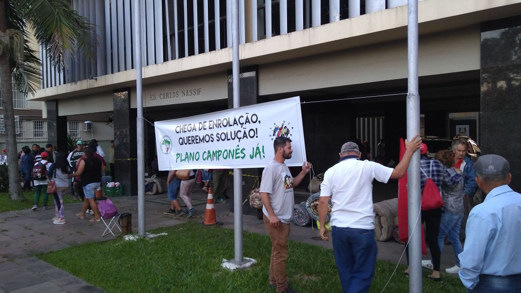 Cerca de 500 trabalhadores ligados à Via Campesina ocupam desde o início da manhã desta quarta-feira (18) a Secretaria de Desenvolvimento Rural, Pesca e Cooperativismo (SDR) do Rio Grande do Sul; eles exigem a continuidade da execução do Programa Camponês, uma solução urgente para o problema da estiagem que atinge vários municípios da metade Sul e a assinatura imediata dos contratos de uma chamada pública para compra de alimentos da agricultura familiar; para o MST, a mobilização faz parte da Jornada Nacional de Luta pela Reforma Agrária