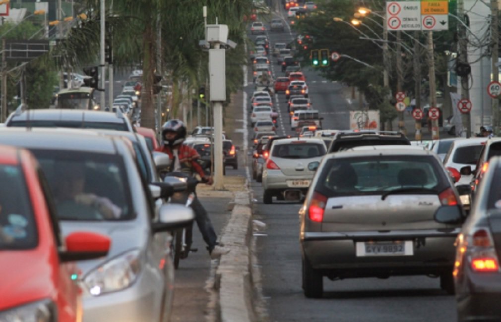 A partir do ano que vem, mais de 750 mil veículos com no mínimo dez anos de uso terão isenção no pagamento do Imposto sobre a Propriedade de Veículos Automotores (IPVA) em Goiás; alteração foi prevista na lei que criou a concessão de seis rodovias no Estado; sancionada pelo governador Marconi Perillo (PSDB) no dia 1º de fevereiro deste ano, a lei passa a ter efeito em 2019; nela foi incluída uma emenda parlamentar mudando a isenção do IPVA. De acordo com a Secretaria da Fazenda (Sefaz), o Código Tributário Estadual (CTE) prevê que o fato gerador do IPVA para veículos usados é no dia 1º de janeiro de cada exercício