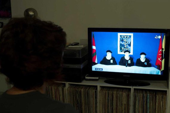 De acordo com o "Jornal de Notícias", de Portugal, a organização separatista basca ETA, que defendia a independência do País Basco, anunciou, através de uma carta endereçada a instituições sociais e econômicas que decidiu dissolver "todas as suas estruturas"; datada de 16 de abril, a carta foi divulgada nesta quarta-feira e é a confirmação "definitiva" de que a organização que provocou a morte de centenas de pessoas na Espanha chegou ao fim; fim do ETA será assinalado, no próximo fim de semana, numa cerimônia a se realizar no País Basco francês