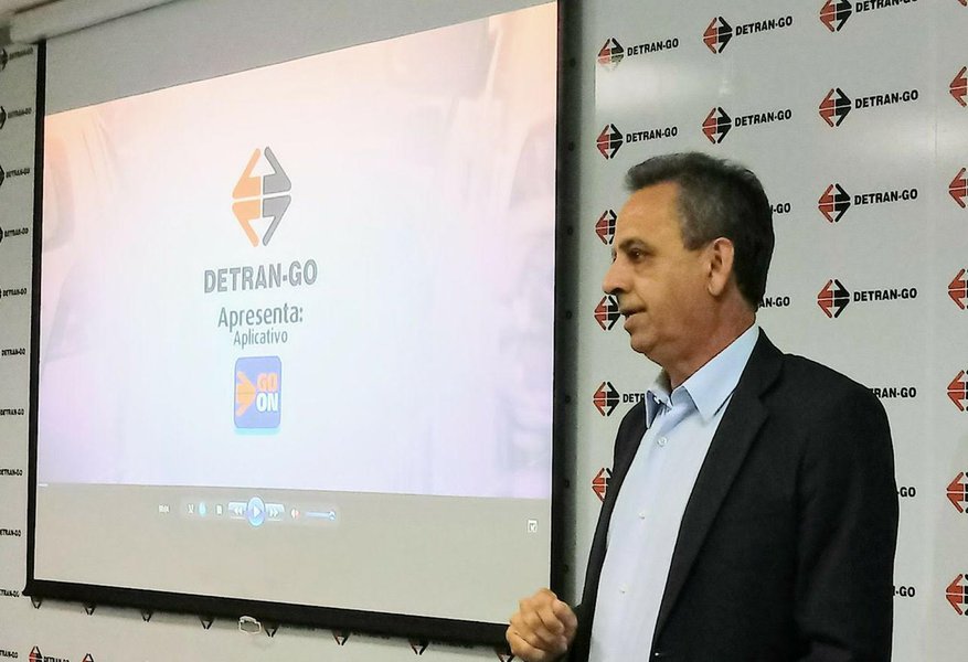 O Governo de Goiás, por meio do Detran-GO, lançou, no início da tarde desta terça-feira (27), o Detran GO ON, um aplicativo que promete revolucionar o relacionamento da autarquia com os cidadãos; além das funcionalidades já disponíveis no site, o software abre um leque de opções que vão de novos serviços a alertas de vencimento de Carteira Nacional de Habilitação ou mesmo do risco de o documento suspenso por pontuação; a ferramenta foi criada e desenvolvida pela Gerência de Tecnologia da Informação e já está disponível gratuitamente nas lojas Apple Store e Google Play com versões para Android e IOS
