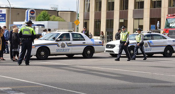 Uma van atingiu várias pessoas em um importante cruzamento na parte norte de Toronto, levando as autoridades a fechar o local na Yonge Street, disse a polícia no Twitter; polícia informou que o motorista da van estava sob custódia, sem revelar detalhes da idade, gênero ou possível motivação do incidente