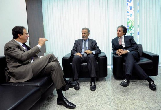 O governador Camilo Santana esteve reunido nesta quinta-feira, em Brasília, com o ministro da Segurança Pública, Raul Jungmann, e com o presidente do Congresso Nacional, Eunício Oliveira.Na reunião foi discutida a operacionalização do Centro de Inteligência do Nordeste e a liberação de 13 mil armas que foram adquiridas pelo Estado e que aguardam a liberação do Exército
