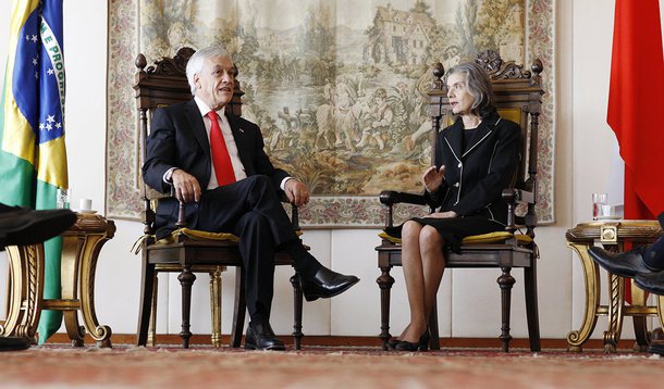 Ao ser recebido nesta sexta-feira 27 pela presidente do Supremo Tribunal Federal (STF), Cármen Lúcia, o presidente do Chile, Sebastián Piñera, indagou, em tom descontraído, e provocando uma saia justa, a quem se poderia recorrer quando a Corte falha em suas decisões; ele mesmo respondeu, apontando para cima, em referência a Deus: "À instância suprema"
