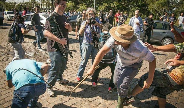 "A Caravana Sul, liderada por Lula, ontem foi bloqueada por milícias fascistas e impedida de entrar em Passo Fundo. Não é justo e imprescindível que os partidos de esquerda, a começar pelo PT, e os movimentos sociais estejam organizados para se defender do fascismo e impedi-lo de violar as liberdades democráticas? Não é direito das forças populares assegurarem, por seus próprios meios, o direito de manifestação e organização? Não é moral e politicamente necessário que a violência fascista seja detida e derrotada por quem empunha a bandeira vermelha, atropelando as barricadas dos inimigos da democracia?", questiona o colunista Breno Altman