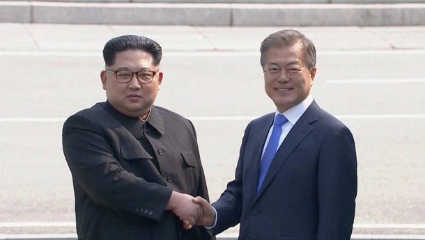 Pela primeira vez na história, dois líderes coreanos se encontraram na zona desmilitarizada que demarca a fronteira entre as duas Coreias desde a assinatura do armistício entre os países em 1953; Kim Jon-un, presidente da Coreia do Norte e Moon Jae-in, presidente da Coreia do Sul, deram-se as mãos e sorriram para câmeras do mundo inteiro; o clima foi descontraído: Kim puxou Moon para o lado norte-coreano, improvisando a cena histórica; o presidente sul-coreano disse: "fico feliz em conhecê-lo"
