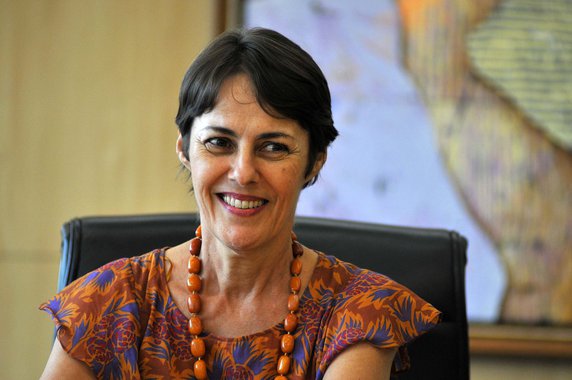 A ex-ministra da Cultura Ana de Hollanda afirmou que Michel Temer deve ter faltado às aulas de História ao fazer pronunciamento em que se compara a Tiradentes; "Se Temer pretende se comparar a alguém na Inconfidência, só pode ser ao Joaquim Silvério dos Reis. Será que esse senhor cabulava aulas de história do Brasil e depois comprava diploma? Em pronunciamento, Temer se compara a Tiradentes", disse Hollanda pelo Twitter.