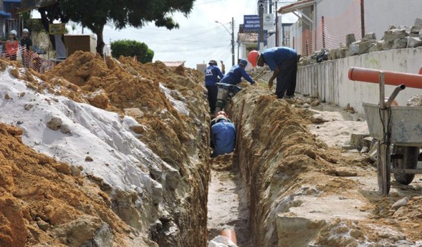 A cobertura da rede coletora de esgoto de Maceió deve ser dobrada nos próximos três anos com duas obras eu estão em andamento e devem beneficiar 360 mil pessoas; com isso, o percentual de população atendida com a rede coletora de esgoto vai passar dos atuais 35% para 70%; projetos contemplam ainda duas estações de tratamento de esgoto (ETEs)