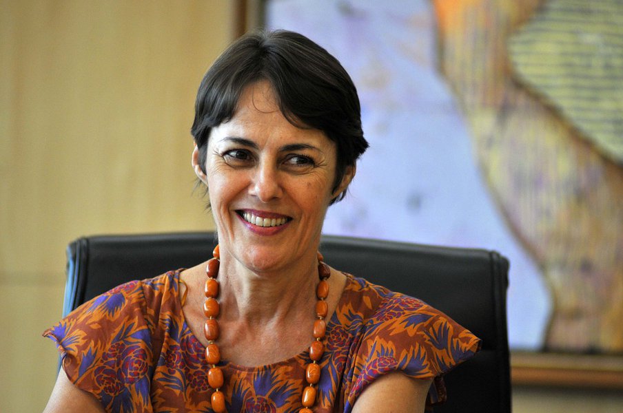 A ex-ministra da Cultura Ana de Hollanda afirmou que Michel Temer deve ter faltado às aulas de História ao fazer pronunciamento em que se compara a Tiradentes; "Se Temer pretende se comparar a alguém na Inconfidência, só pode ser ao Joaquim Silvério dos Reis. Será que esse senhor cabulava aulas de história do Brasil e depois comprava diploma? Em pronunciamento, Temer se compara a Tiradentes", disse Hollanda pelo Twitter.