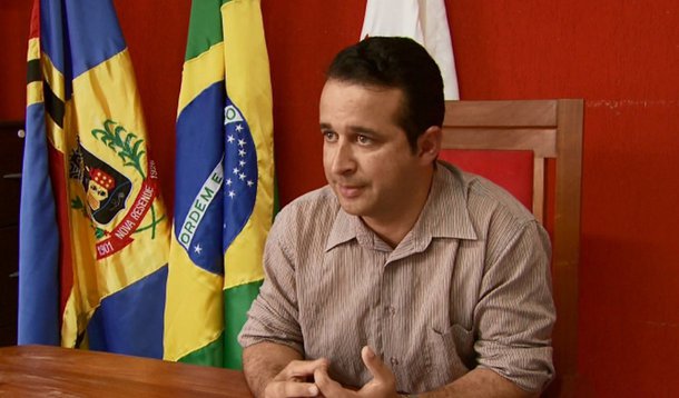 O prefeito de Nova Resende, Celson José de Oliveira (PT), foi encontrado morto com uma corda no pescoço na sede de uma rádio comunitária, onde apresentava um programa; as circunstâncias da morte e quem encontrou o corpo estão sendo investigadas; peritos foram ao local, mas ainda não é possível afirmar a causa da morte; Celson foi eleito pela primeira vez em 2012 e reeleito em 2016, com mais de 63% dos votos; no lugar dele assume o vice, José Roberto Rodrigues (PT do B)