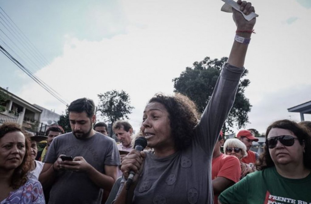 Edna Dantas, coordenadora do acampamento Marisa Letícia, alvo de tiros, disse criticou a omissão da segurança pública do Paraná; "A segurança pública está sendo omissa, ela está protegendo os nossos agressores", disse; "Estamos sendo perseguidos por defendermos uma ideia, porém as balas não irão nos calar"