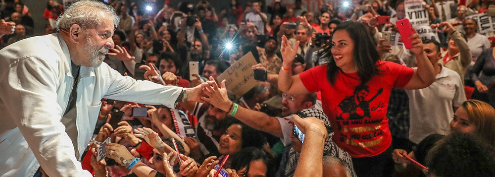 Impedido por uma multidão de apoiadores, o ex-presidente Lula Luiz Inácio Lula da Silva tentou deixar a sede do Sindicato dos Metalúrgicos do ABC, em São Bernardo do Campo (SP), por volta das 17h30; ele chegou a entrar em um carro com o advogado Cristiano Zanin, mas o veículo foi cercado por centenas de pessoas que impediram o veículo de sair; desde então, integrantes do PT negociam com os manifestantes a saída do ex-presidente