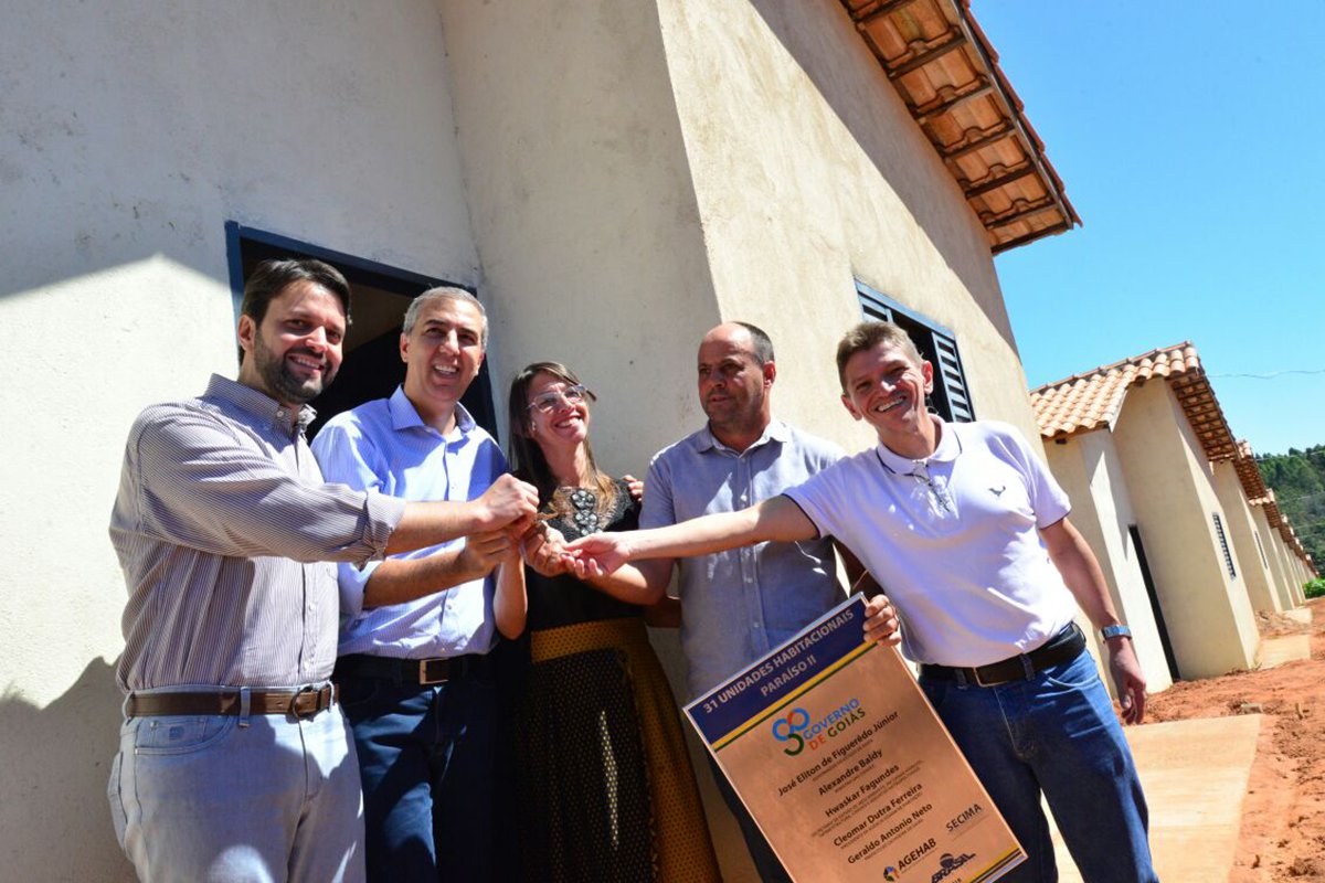 O governador José Eliton, o ministro das Cidades, Alexandre Baldy, e o presidente da Agência Goiana de Habitação (Agehab), Cleomar Dutra, entregaram na manhã deste domingo (22), 31 unidades habitacionais do Residencial Paraíso II à população de Cachoeira de Goiás; na mesma solenidade, foram entregues Passaportes do Idoso para moradores da cidade; as unidades habitacionais foram construídas por meio da parceria entre Agehab e governo federal, com recursos da conta federal Oferta Pública Sub-50/II e Cheque Mais Moradia estadual. A beneficiária Regina Carvalho recebeu a chave da casa em nome dos demais contemplados