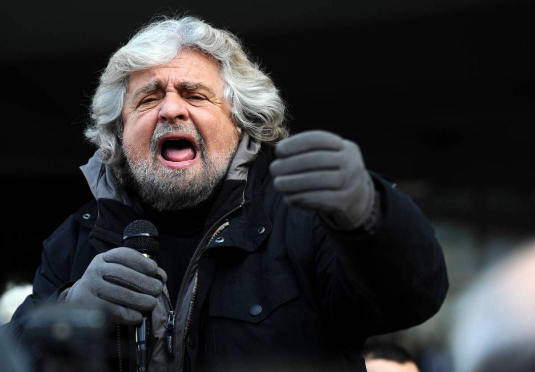 Após o Partido Democrático (PD), de centro-esquerda, mais uma legenda política italiana se pronunciou contra a prisão do ex-presidente Luiz Inácio Lula da Silva. O fundador do antissistema Movimento 5 Estrelas (M5S), Beppe Grillo, afirmou nesta terça-feira (10) que o petista é alvo de "perseguição" e denunciou um "golpe de Estado" no Brasil; "Luiz Inácio Lula da Silva, ex-presidente do Brasil, símbolo de esperança, coragem e honestidade, preso por não ter cometido nenhum crime", diz Grillo
