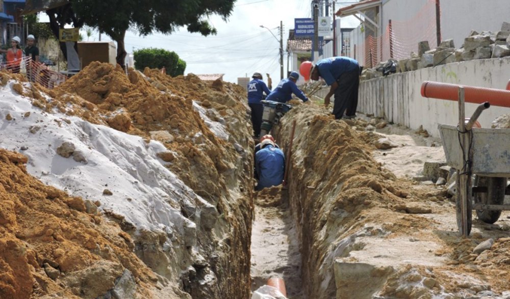 A cobertura da rede coletora de esgoto de Maceió deve ser dobrada nos próximos três anos com duas obras eu estão em andamento e devem beneficiar 360 mil pessoas; com isso, o percentual de população atendida com a rede coletora de esgoto vai passar dos atuais 35% para 70%; projetos contemplam ainda duas estações de tratamento de esgoto (ETEs)