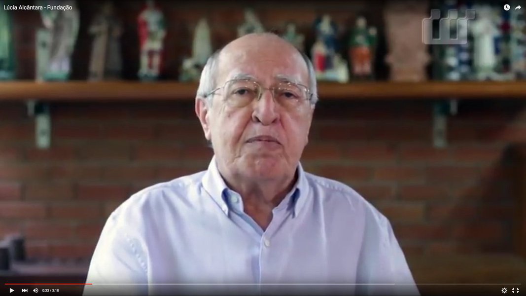 O ex-governador Lúcio Alcântara deixou o PR e deverá se refiliar ao PSDB, partido do qual saiu em 2007, após a derrota na disputa da sua reeleição, quando não teve o apoio dos principais caciques tucanos. Com a mudança no comando do PR e adesão à base do governador Camilo Santana, Lúcio Alcântara, optou por deixar o partido. O ato de filiação está marcado para amanhã (5), em Maracanaú, quando haverá ainda a filiação do ex-prefeito, Roberto Pessoa, que também deixa o PR. Lúcio é  um dos nomes cotados pela oposição ao governador Camilo Santana, para uma das vagas ao Senado Federal