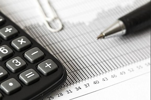 Economistas de instituições financeiras passaram a ver a Selic mais baixa ao final deste ano na sequência de indicações do Banco Central de nova redução; segundo o boletim Focus do BC, expectativa para a Selic ao final deste ano agora é de 6,25%, contra 6,5% antes; economistas também reduziram as projeções medidas pelo IPCA para 3,54%