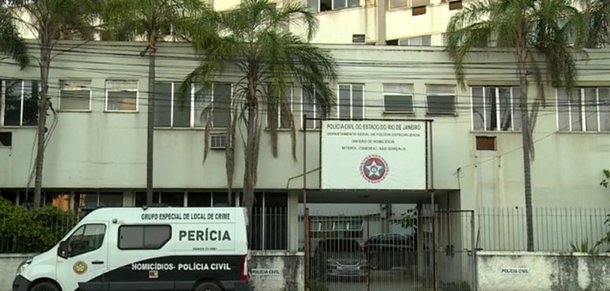 A titular da Divisão de Homicídios de Niterói e São Gonçalo, delegada Bárbara Lomba, na manhã desta segunda-feira (26) informou que os cinco jovens assassinados, em Maricá, foram vítimas da ação de milicianos que agem na região; eles foram mortos a tiros dentro do Conjunto Residencial Carlos Marighella, unidade do programa "Minha casa, minha vida", em Itaipuaçu, um dos distritos da cidade