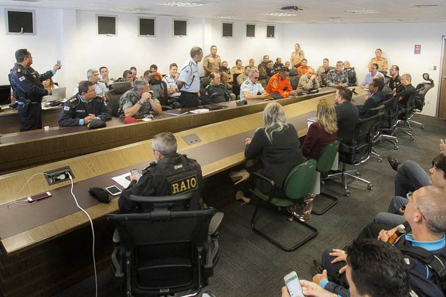 A Polícia Militar terá reforço no efetivo em Fortaleza, Região Metropolitana e em 97 municípios do Interior do Estado. Todas as 27 delegacias 24 horas do Estado funcionarão em regime de plantão. Ao todo, serão empregados 1.680 agentes da segurança pública diariamente para reforçar o policiamento e resgate nos municípios cearenses e nas estradas estaduais, com o apoio do efetivo do Batalhão de Policiamento Rodoviário Estadual (BPRE) e do Departamento Estadual de Trânsito do Ceará (Detran-CE). Os detalhes da Operação, planejada pela Secretaria de Segurança, foram apresentados ontem ao governador Camilo Santana