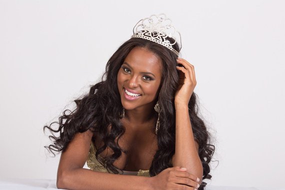 Modelo Samen dos Santos, representante do município de Tramandaí e finalista do concurso Miss Rio Grande do Sul, foi alvo de ataques racistas no Instagram; autores da postagens dizem que ela não representa a "mulher gaúcha que é branca e linda, não negra", entre outros comentários do gênero; Samen, que bloqueou os perfis racistas, diz que a situação não é novidade para ela;  "Eu consigo me blindar contra tudo de negativo que envolve o meu nome, simplesmente ignorando. Foram anos ouvindo e lendo os mais diversos absurdos, que acabei me tornando mais forte"