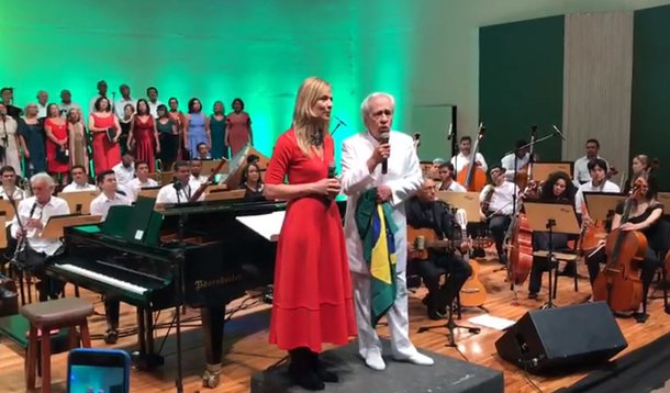O cantor e compositor paraibano Geraldo Vandré foi aplaudido de pé na noite dessa quinta-feira, 22, em João Pessoa, na primeira de duas apresentações que marcaram o fim do silêncio de 50 anos fora dos palcos; último show do paraibano, considerado hoje “mito da MPB”, aconteceu em dezembro de 1968 – um dia antes da publicação do Ato Institucional nº5 (AI-5), que acabou o exilando no Chile