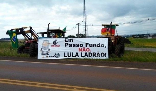 Desde o início da caravana no Rio Grande do Sul, em Bagé, grupelhos armados de pedra, porretes e até armas de fogo de tudo fizeram para intimidar os militantes e a população das cidades por onde Lula passou no estado. Ônibus e carros do comboio do ex-presidente foram apedrejados